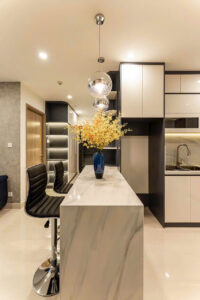 Tủ bếp kết hợp quầy bar sang trọng cho căn hộ