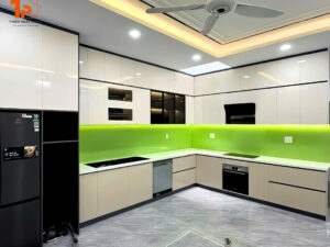 Mẫu tủ bếp chữ L hiện đại cánh acrylic trắng bóng cho căn hộ