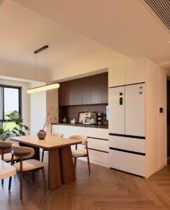 Mẫu tủ bếp gỗ MDF tone màu gỗ nâu sang trọng cho nhà phố