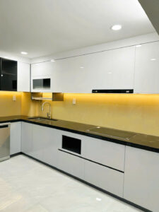 Mẫu tủ bếp nhựa đặc PVC cánh phủ Acrylic bóng gương dễ vệ sinh lau chùi