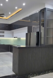 Mẫu tủ bếp có bàn đảo giúp việc nấu nướng trở nên dễ dàng