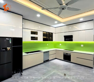 Mẫu tủ bếp chữ L Phủ acrylic bóng gương cao cấp hiện đại