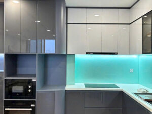 Thiết kế và thi công tủ bếp nhựa đặc PVC phủ Acrylic bóng gương hiện đại