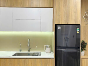 Mẫu tủ bếp nhựa kết hợp lớp phủ Acrylic với Melamine giúp tối ưu chi phí và cân bằng thẩm mỹ