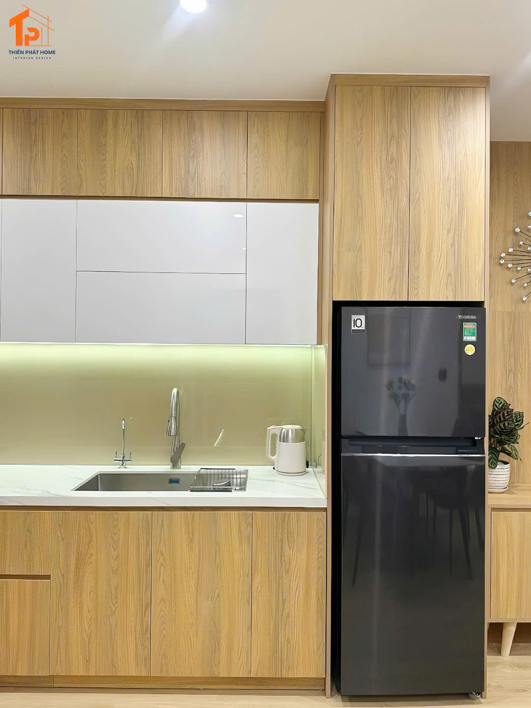 Mẫu tủ bếp nhựa kết hợp lớp phủ Acrylic với Melamine giúp tối ưu chi phí và cân bằng thẩm mỹ