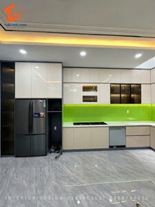 Thiết kế tủ bếp chữ L hiện đại với hệ tủ kịch trần