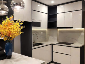Mẫu tủ bếp nhựa chữ L có quầy Bar cho căn hộ Vinhomes Grand Park