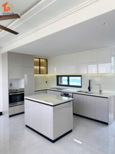 Mẫu tủ bếp nhựa đặc PVC có đảo bếp giúp việc nấu ăn trở nên gọn gàng và tiện lợi