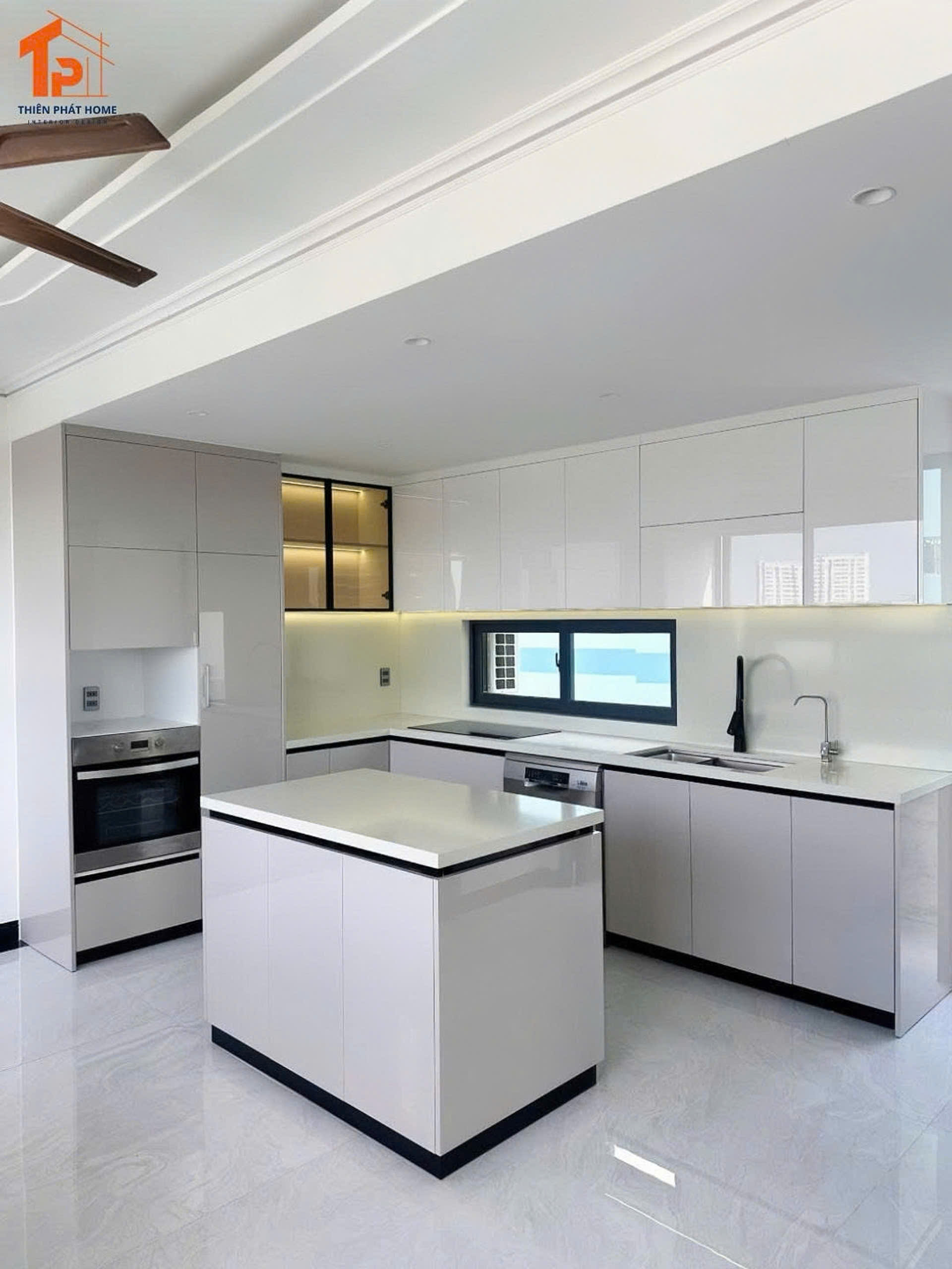 Mẫu tủ bếp nhựa đặc PVC có đảo bếp giúp việc nấu ăn trở nên gọn gàng và tiện lợi