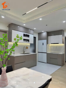 Mẫu tủ bếp gỗ MDF phủ Acrylic bóng gương tone nâu trắng hiện đại