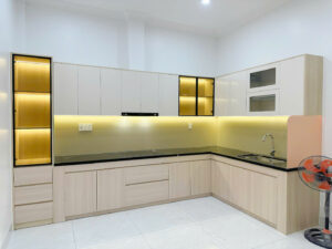 Tủ bếp nhựa chữ L hiện đại kết hợp hệ tủ rượu trang trí