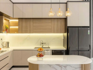 Phối màu tủ bếp tone be kết hợp với vân gỗ ấm sang trọng