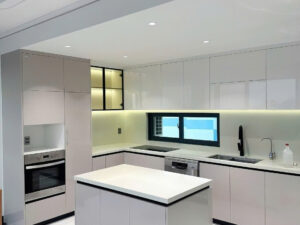 mẫu tủ bếp nhựa phru Acrylic tone trắng hiện đại, phù hợp cho các căn hộ nhà phố