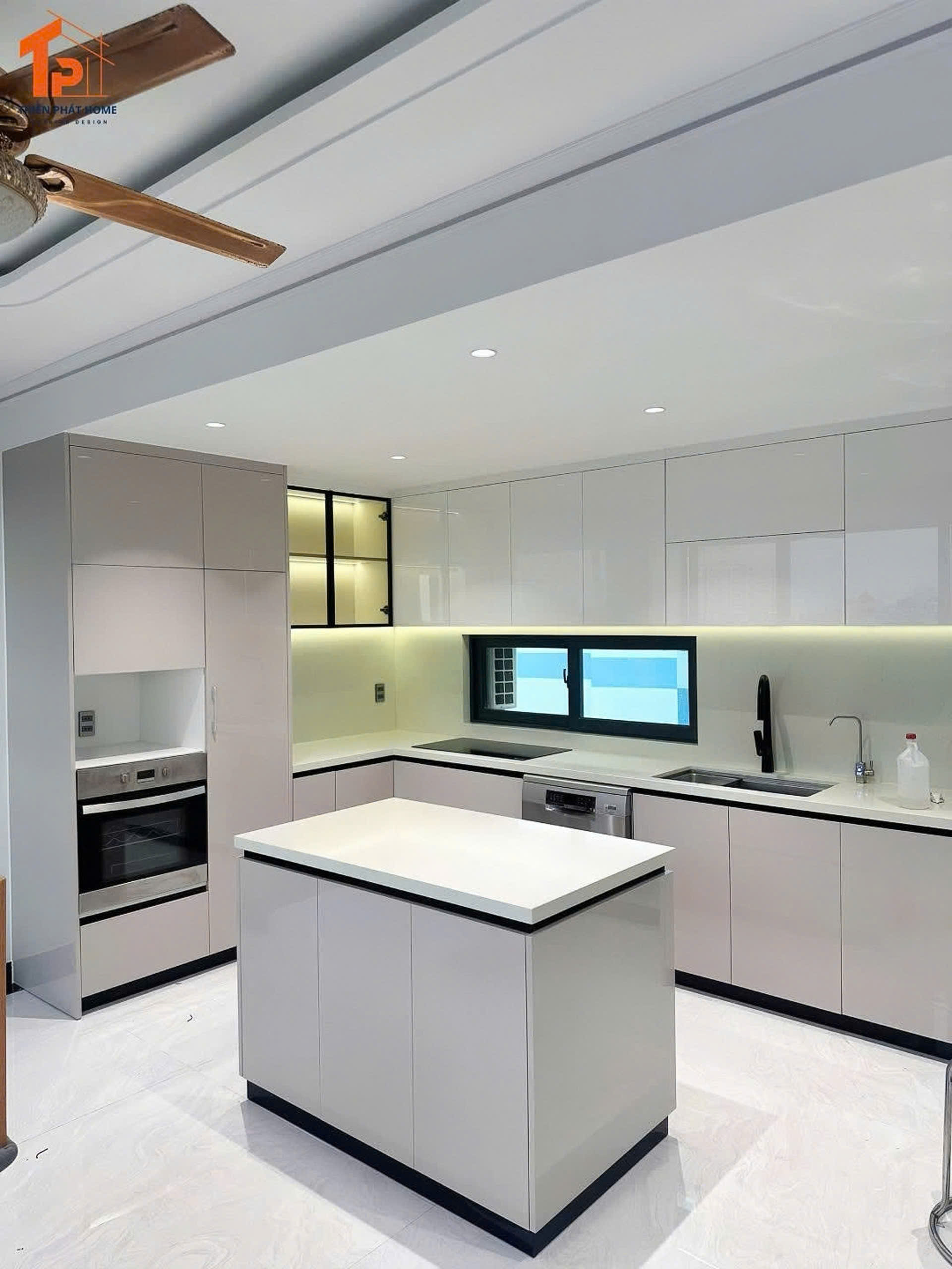 mẫu tủ bếp nhựa phru Acrylic tone trắng hiện đại, phù hợp cho các căn hộ nhà phố