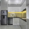 Mẫu tủ bếp nhựa đặc PVC chống nước, thiết kế hiện đại, tối ưu công năng cho căn hộ vfa nhà phố