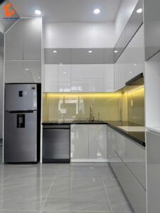Mẫu tủ bếp nhựa đặc PVC chống nước, thiết kế hiện đại, tối ưu công năng cho căn hộ vfa nhà phố