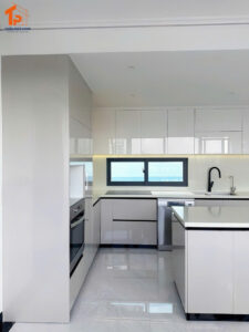 Mẫu tủ bếp tone trắng hiện đại, lớp phủ Acrylic bóng gương hiện đại dễ lau chùi
