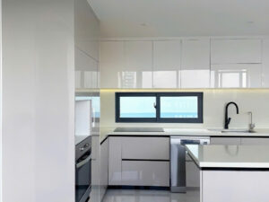 Mẫu tủ bếp tone trắng hiện đại, lớp phủ Acrylic bóng gương hiện đại dễ lau chùi