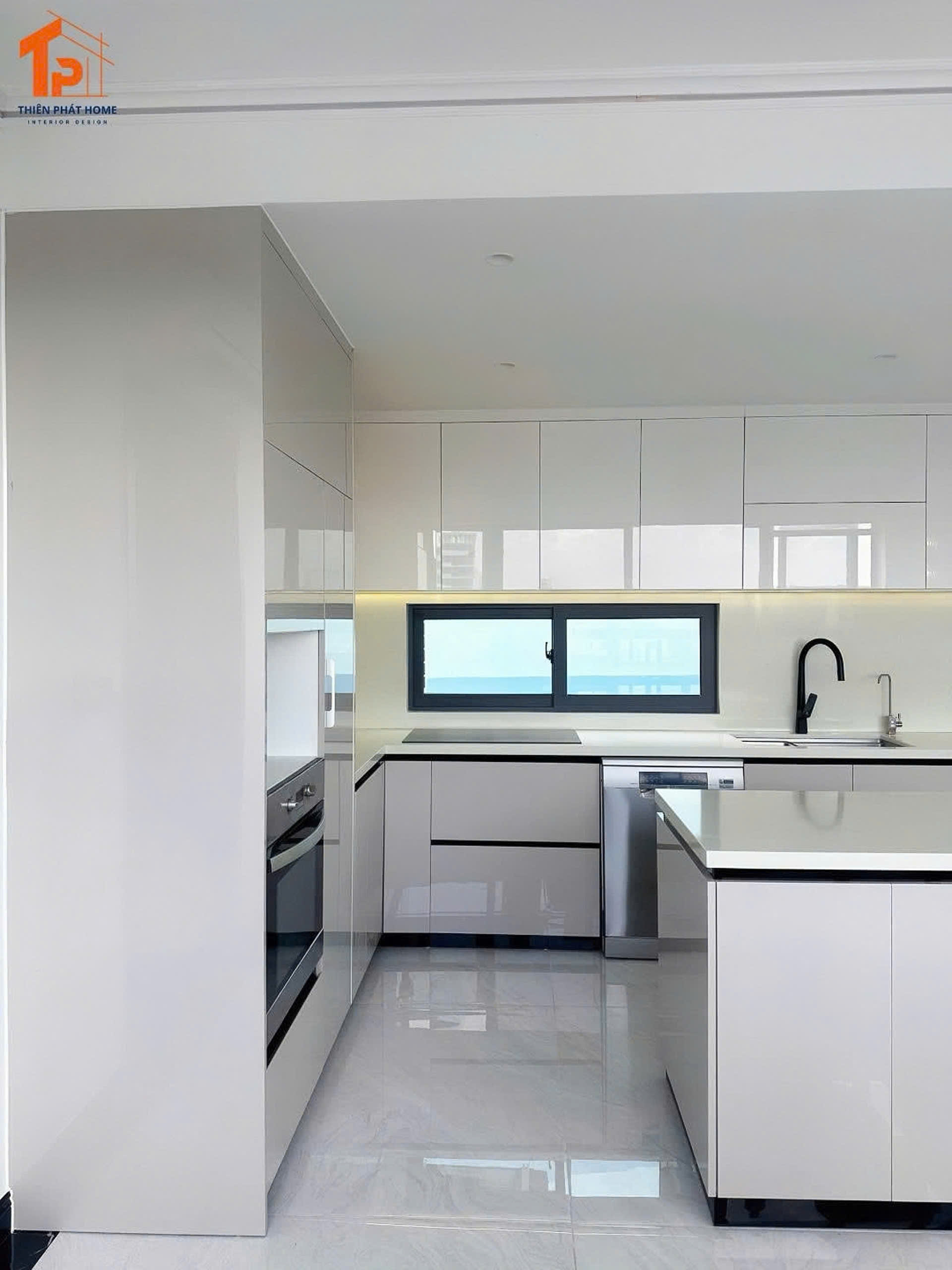 Mẫu tủ bếp tone trắng hiện đại, lớp phủ Acrylic bóng gương hiện đại dễ lau chùi